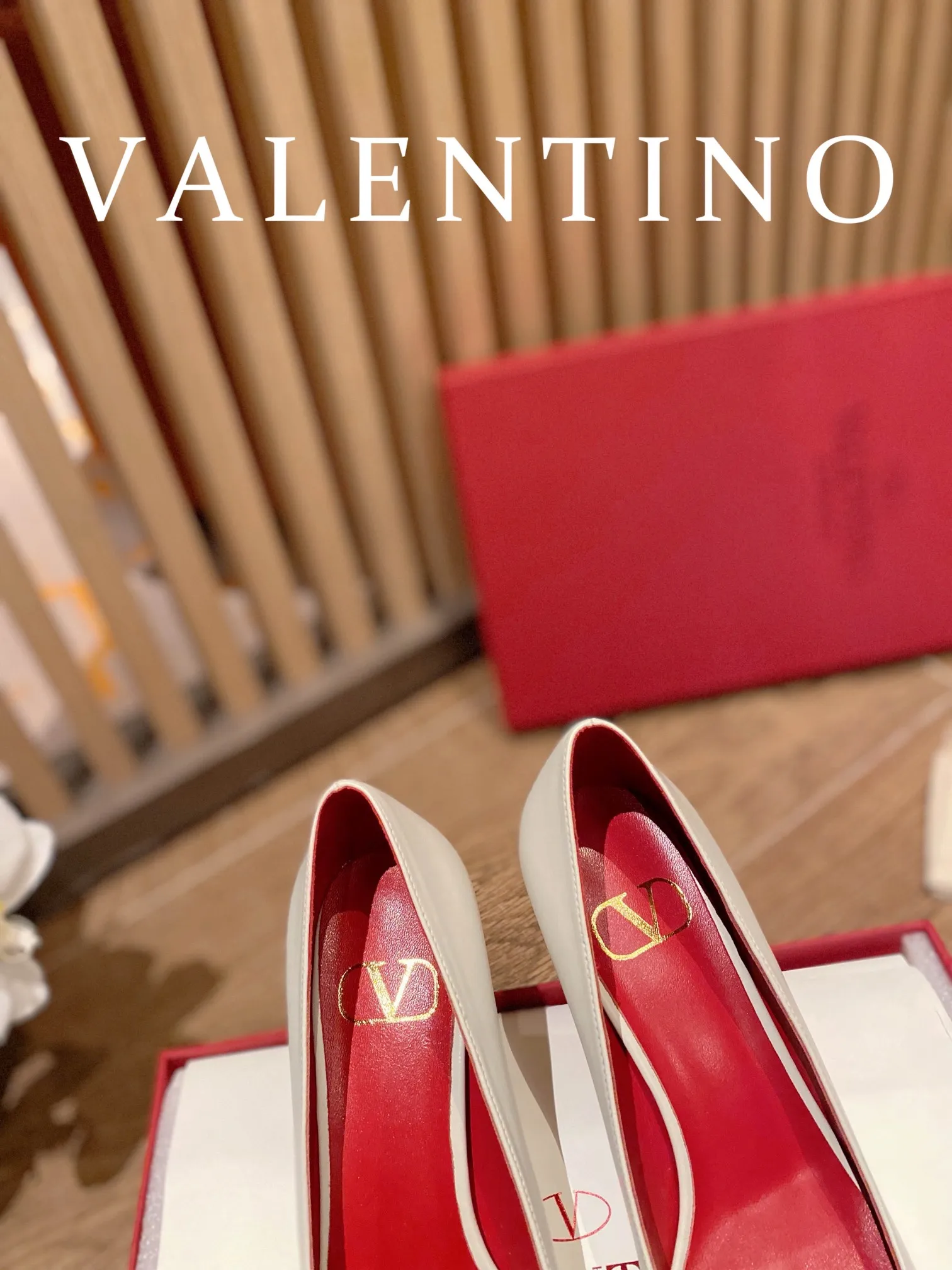 👟👟Ex-factory price 520👟👟 𝑉𝐴𝐿𝐸𝑁𝑇𝐼𝑁𝑂 Valentino ♡ The latest series of the counter 💯The new season of Valentino replaces the usual rivet elements with the initial V bronze (dotted buckle) buckle, simplifying the complexity Make the design more refined and durable. No matter your age, it can easily fit on your feet and make your feet look slimmer! The new season lives up to expectations! Worth buying ★Imported cowhide is absolutely high-grade ❥Original method is absolutely sensual ❥Elegant style creates a different feeling🙈 Simple temperament style!  ♡ show bdetails ———————————— ⊿▸: Size｜35-40 (customized at 34.40.41.42) ⊿▸: Material｜Imported cowhide ⊿▸: Material｜Exclusive molded rhinestone buckle ⊿▸: Material | Padded sheepskin ⊿▸: Material |Italian 🇮🇹 genuine leather outsole (the original 1:1 method has a wood grain shape) ⊿▸: Heel height｜8cm